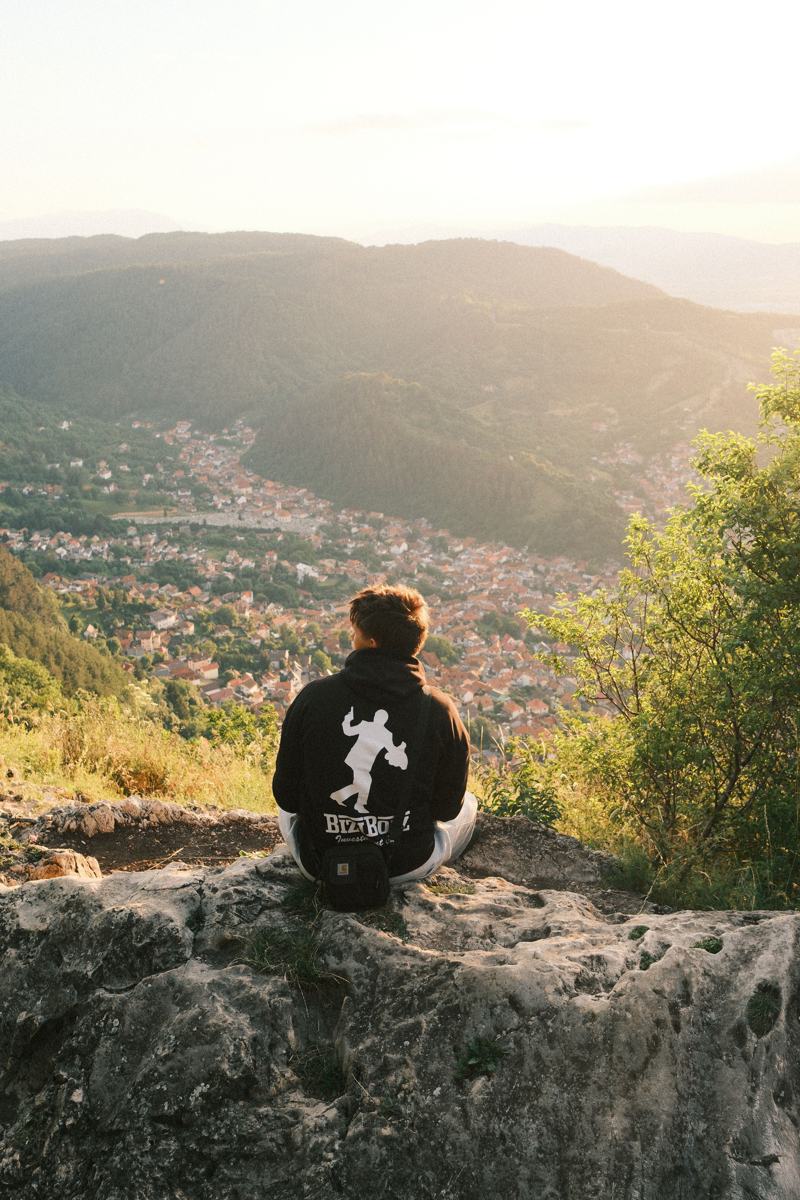 Výhled do údolí při západu slunce